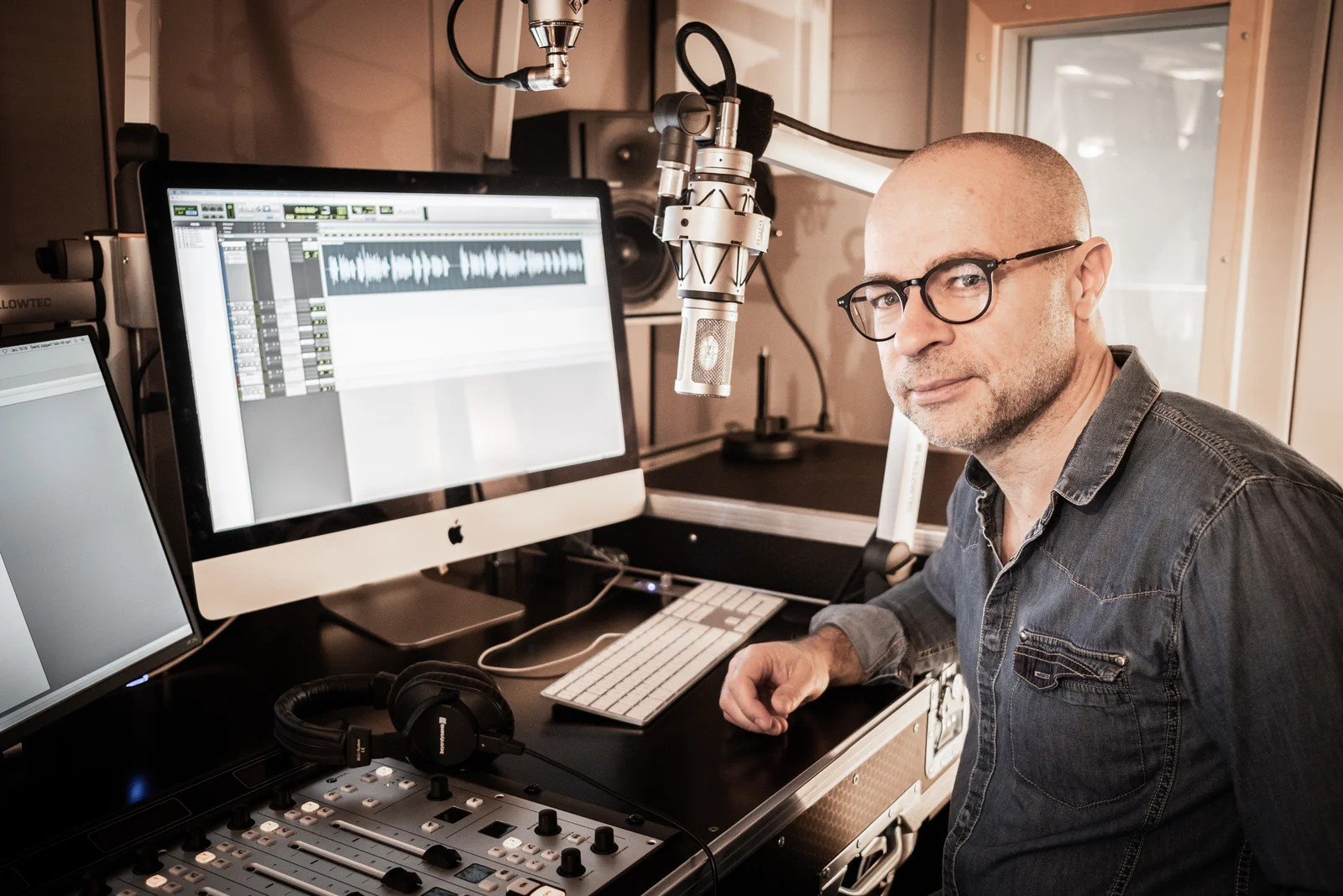 David Joppart, comédien voix off belge, dans son studio